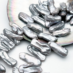 Жемчуг бусины, цвет серый, размер около 6-9*14-22 мм, цена за отрезок 8,5 см (1/4 нити)
