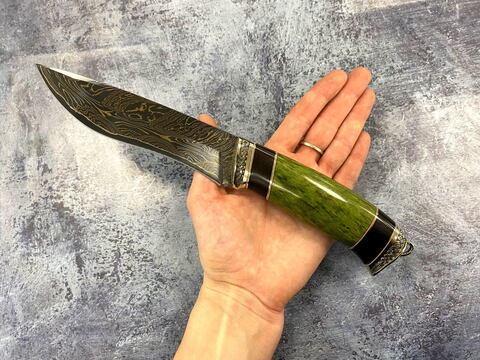 Авторский нож из ламинированной дамасской стали «Беркут» рукоять карельская береза(зелёная)