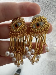 73344-sergi-yellow-eye-v-stile-schiaparelli-s-podveskami-iz-rechnogo-zhemchuga