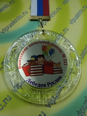 Изображение на золотом металле