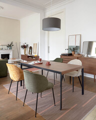 Стул Minna из зеленого бархата на стальных ножках с черной отделкой