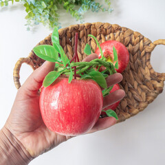 Яблоки муляж с листочками крупные, розово-красные, 4 шт на связке, 8,5 см, связка 50 см.