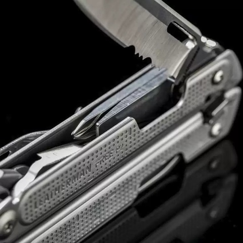 Мультитул Leatherman Free P2 комбинированное лезвие | прямая и зубчатая заточка