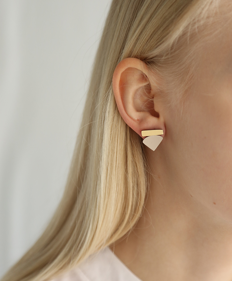 Серьги Fade Studs Ecru
