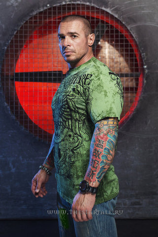 Xtreme Couture | Футболка мужская PATRON X1484 от Affliction левый бок на модели