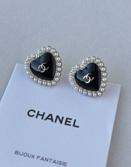 sergi-pusety-v-forme-serdca-style-by-chanel-s-chernoj-ehmalyu