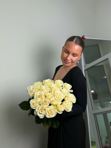 19 белых роз Эквадор 60 см