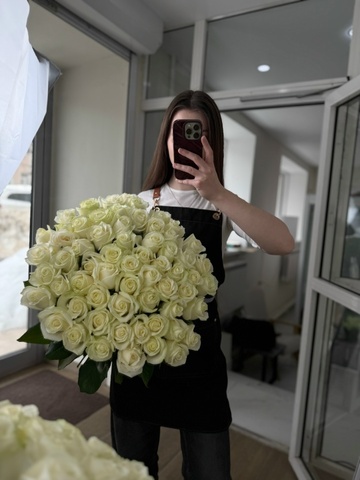 Шикарный букет из 61 розы сорта Аваланж под ленту 60 см