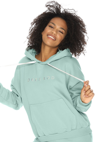Худи oversize DK08F 12 с капюшоном. Спереди накладной карман и голографический логотип. Рукава и ниж