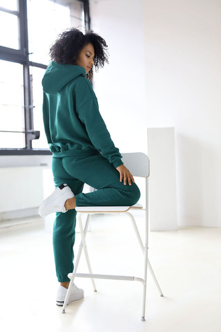 Худи oversize DK08F 14 с капюшоном. Спереди накладной карман и голографический логотип. Рукава и ниж