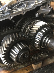 Механизм переключения скоростей МАН ТГА/MAN TGA ZF 16S151  №     OEM        Наименование детали  1 81321030189 Включающий корпус  2 81910010631 Цилиндрический винт  3 81966010566 Уплотнение  4 81325170144 Захват  5 06290100107 Стопорное кольцо  6 81913010190 Штифт  7 81325360024 Блокирующий элемент  8 81325200071 полый вал  9 81325200070 Включающий вал  10 81325300141 Рычаг  11 81325400055 Крышка  12 81325550054 стопорная заслонка  13 81913010191 Штифт  14 81913010191 Штифт  15 81329030258 Уплотнение  16 81325400057 Распределительная крышка  17 81904900826 6-гранный установочный винт  19 06012835115 Винт с 6-гранной головкой