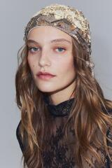 ZARA ШАПОЧКА С БУСИНАМИ И КИСТОЧКАМИ LIMITED EDITION, ЗОЛОТОЙ