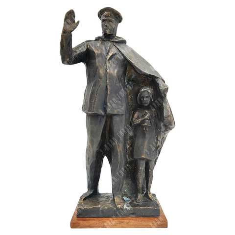 Динес Ю. С. Милиционер с девочкой. Бронза. 1973 г.