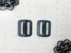 Пряжка двухщелевая пластик, ш. 2,5 см, пр-во Россия, чёрный