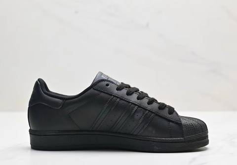 Чёрные кроссовки adidas Superstar 