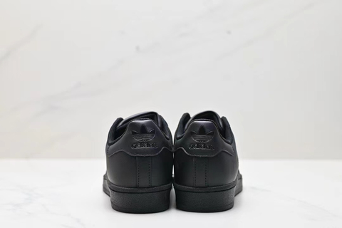 Чёрные кроссовки adidas Superstar 