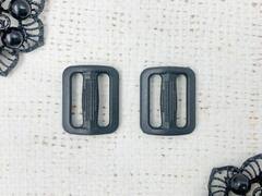 Пряжка двухщелевая пластик, ш. 2 см, пр-во Россия, чёрный