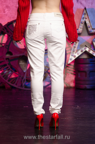 Affliction | Джинсы женские Raquel Tara White 111SK047 сзади на модели