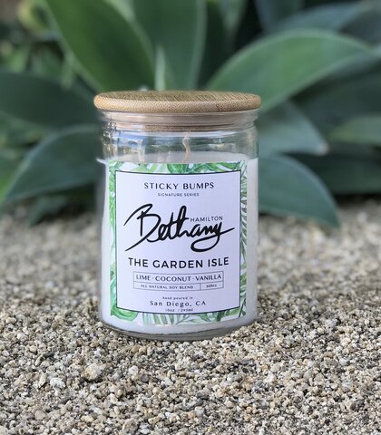Свеча ароматическая Sticky Bumps Bethany Hamilton Garden  Isle Candle