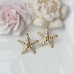 Серьги пусеты Морские звёзды с эмалью, кремовый, 28*26 мм, сталь, позолота, СГ046