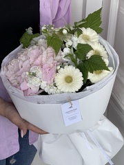 Сборный букет из гортензии, герберы и кустовой маттиолы