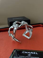braslet-manzheta-v-forme-cepi-chanel-cvet-serebro
