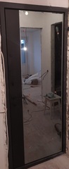 Входная металлическая дверь с зеркалом Лабиринт Пиано зеркало Панорама тонированное (черная фурнитура)