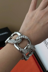 braslet-manzheta-v-forme-cepi-chanel-cvet-serebro