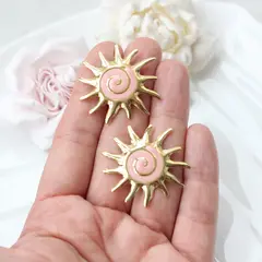 Серьги пусеты Солнце с эмалью, розовый, 36 мм, сталь, позолота, СГ041