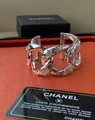 braslet-manzheta-v-forme-cepi-chanel-cvet-serebro