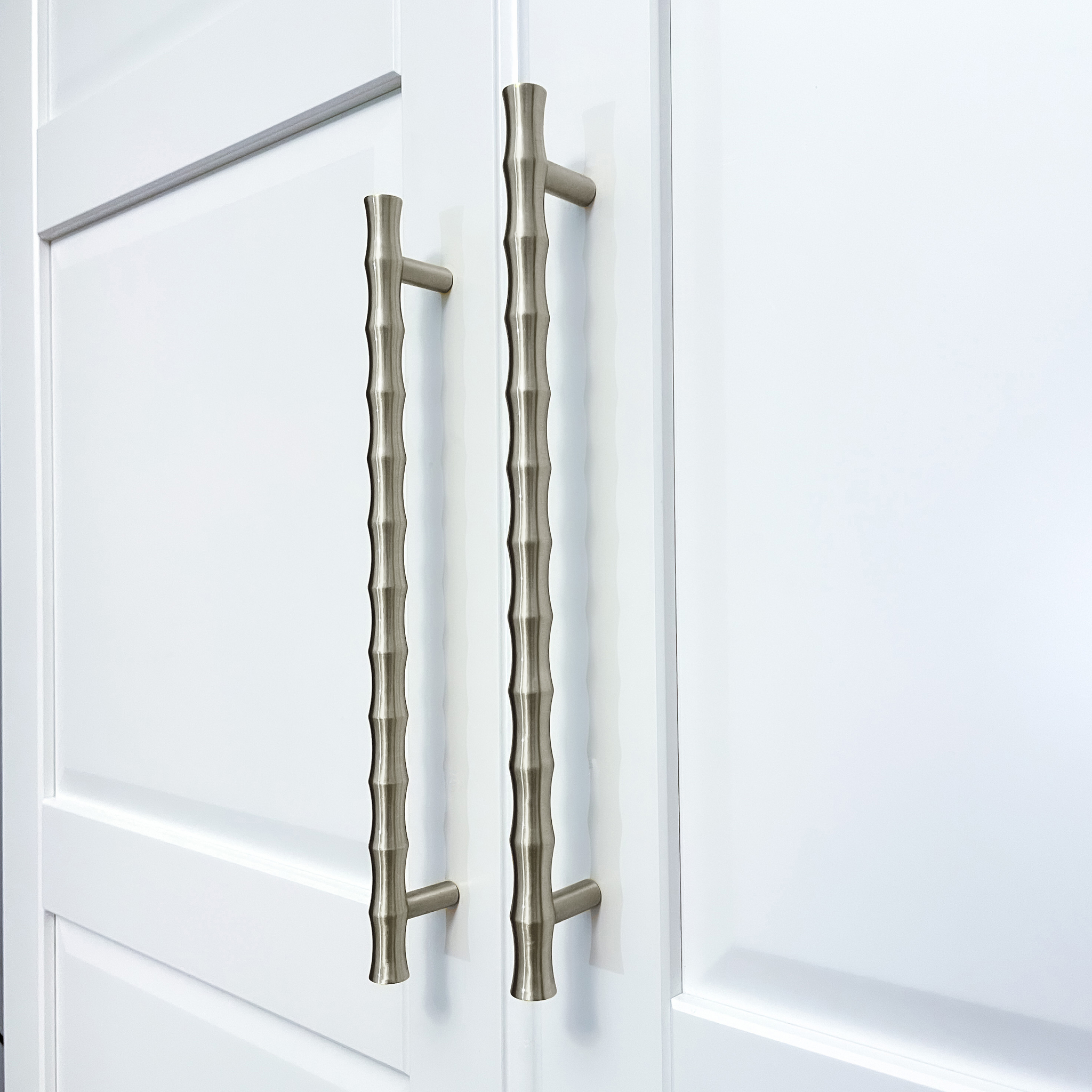 Satin Nickel Скоба Alder ( Satin Nickel ) alder_slb_на_фасаде_сториз_сатникель_квадрат.jpg