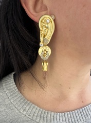 76141- Длинные асимметричные серьги в стиле Schiaparelli с подвесками
