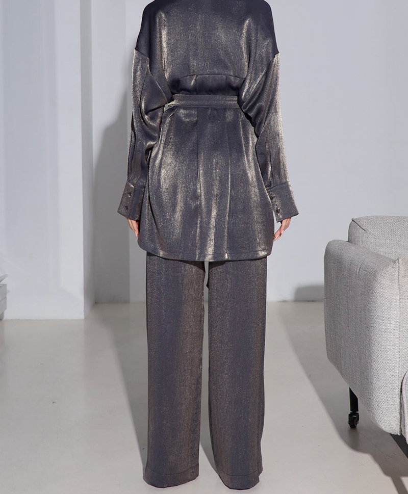 Рубашка бойфренд с поясом из вискозы, мерцающий синий