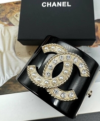 braslet-manzheta-shirokij-chanel-s-logotipom-iz-chernogo-plastika-lux