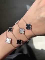 2401-braslet-trendy-iz-serebra-s-podveskami-klever-s-chernoj-vstavkoj-5-motivov