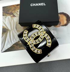 braslet-manzheta-shirokij-chanel-s-logotipom-iz-chernogo-plastika-lux