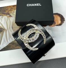 braslet-manzheta-shirokij-chanel-s-logotipom-iz-chernogo-plastika-lux