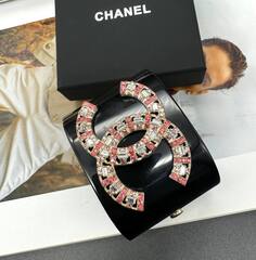 braslet-manzheta-shirokij-chanel-s-logotipom-iz-chernogo-plastika-lux
