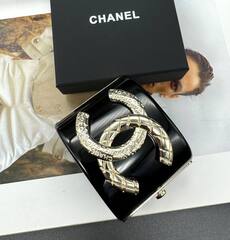 braslet-manzheta-shirokij-chanel-s-logotipom-iz-chernogo-plastika-lux