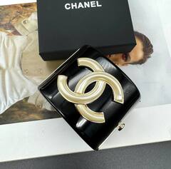 braslet-manzheta-shirokij-chanel-s-logotipom-iz-chernogo-plastika-lux