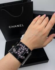 braslet-manzheta-shirokij-chanel-s-logotipom-iz-chernogo-plastika-lux