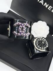 Браслет манжета широкий CHANEL с логотипом из черного пластика lux
