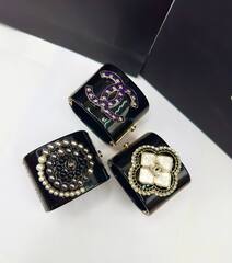 braslet-manzheta-shirokij-chanel-s-logotipom-iz-chernogo-plastika-lux