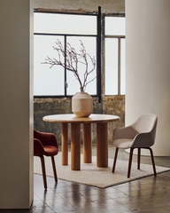 Стул Aleli из синели бежевого цвета с ножками из массива ясеня