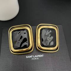sergi-klipsy-krupnyj-pryamougolnik-v-stilistike-ysl