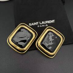 sergi-klipsy-krupnyj-pryamougolnik-v-stilistike-ysl