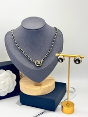 kole-cepochka-chanel-s-vstavkami-iz-chernoj-kozhi