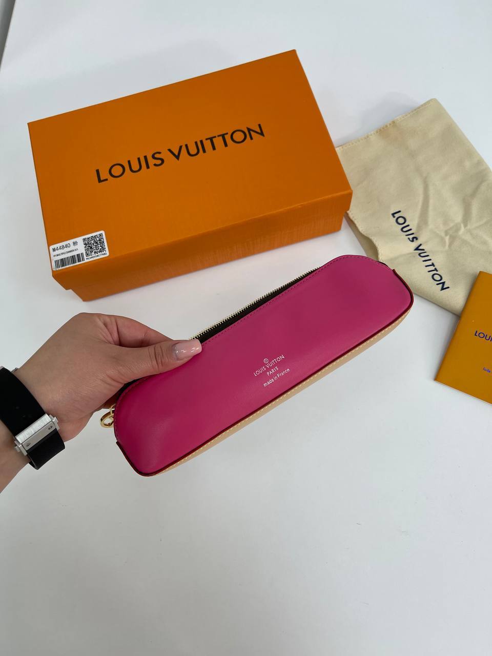 Пенал Louis Vuitton стильный аксессуар для хранения письменных принадлежностей Пенал Louis Vuitton стильный аксессуар для хранения письменных принадлежностей