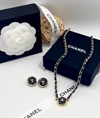 kole-cepochka-chanel-s-vstavkami-iz-chernoj-kozhi