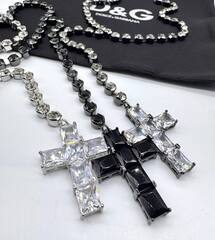 kole-galstuk-dolce-gabbana-s-kristallami-i-podveskoj-krest